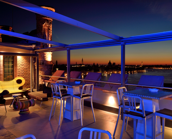 Vista notturna da Skyline Rooftop Bar